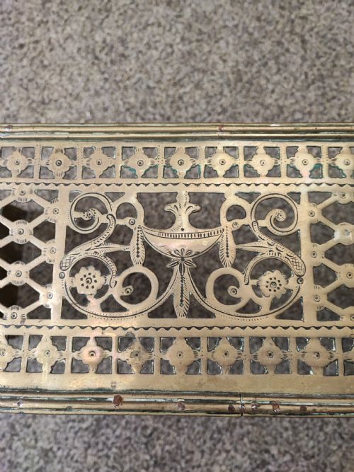 FINE REGENCY BRASS FENDER OF LARGE SIZE - ADDITIONAL PHOTO 9