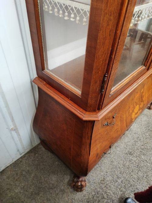 AN ANTIQUE WALNUT DISPLAY CABINET - ADDITIONAL PHOTO 9