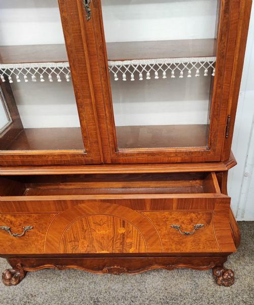AN ANTIQUE WALNUT DISPLAY CABINET - ADDITIONAL PHOTO 12