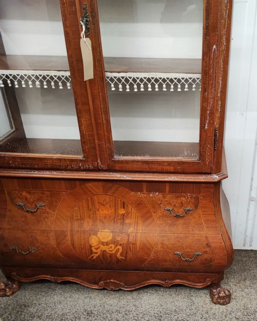 AN ANTIQUE WALNUT DISPLAY CABINET - ADDITIONAL PHOTO 16