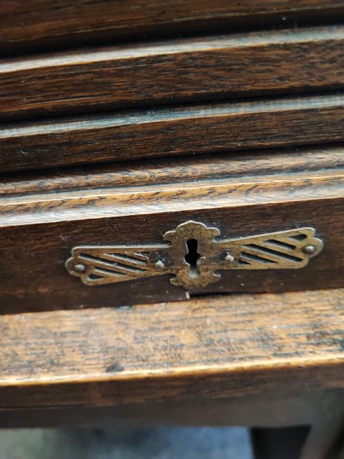 AN ANTIQUE OAK ROLL TOP DESK AND CHAIR - ADDITIONAL PHOTO 10