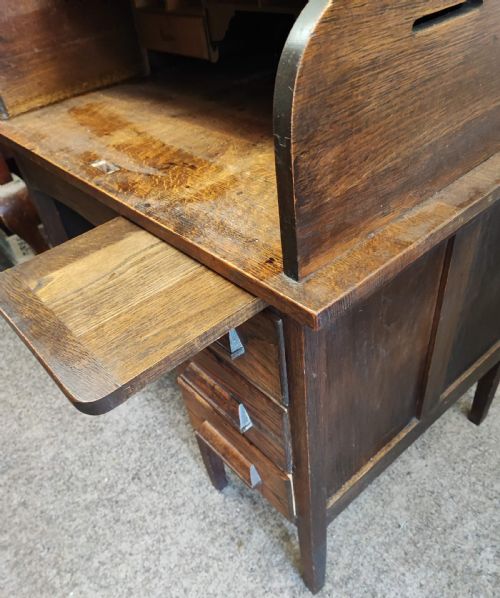 AN ANTIQUE OAK ROLL TOP DESK AND CHAIR - ADDITIONAL PHOTO 22