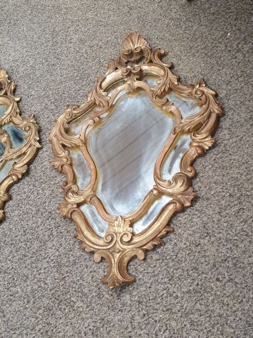 AN ANTIQUE PAIR OF ITALIAN CARVED GILTWOOD MIRRORS - ADDITIONAL PHOTO 3
