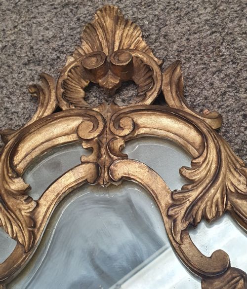 AN ANTIQUE PAIR OF ITALIAN CARVED GILTWOOD MIRRORS - ADDITIONAL PHOTO 5