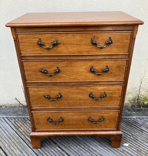 a quality antique mahogany chest of drawersof bedside size - CATEGORY: ANTIQUE CHEST OF DRAWERS - DATED 1920