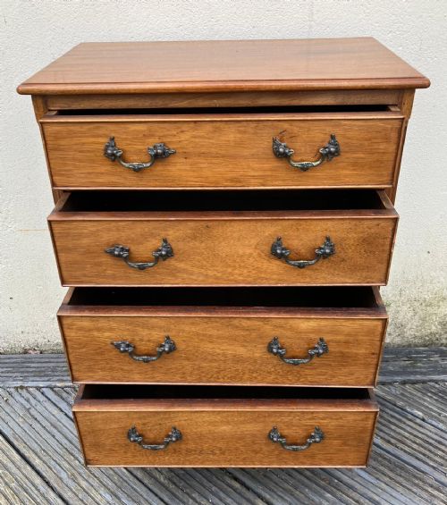 A QUALITY ANTIQUE MAHOGANY CHEST OF DRAWERSOF BEDSIDE SIZE - ADDITIONAL PHOTO 1