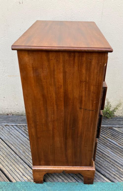 A QUALITY ANTIQUE MAHOGANY CHEST OF DRAWERSOF BEDSIDE SIZE - ADDITIONAL PHOTO 2