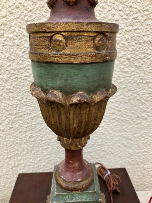 A LARGE AND IMPRESIVE ANTIQUE CLASSICAL PAINTED WOOD HARROD'S TABLE LAMP - ADDITIONAL PHOTO 1