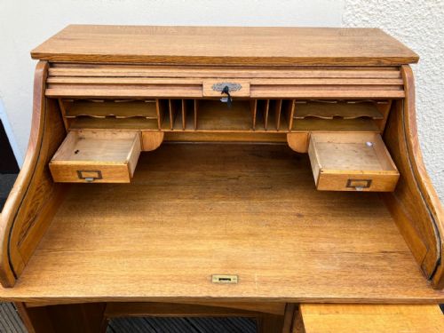 AN ANTIQUE GOLDEN OAK ROLL TOP DESK - ADDITIONAL PHOTO 1