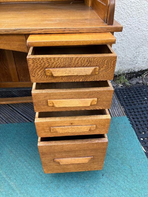 AN ANTIQUE GOLDEN OAK ROLL TOP DESK - ADDITIONAL PHOTO 2
