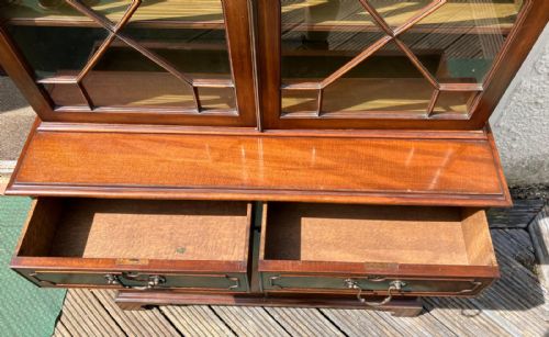 ANTIQUE MAHOGANY BOOKCASE IN THE GEORGE III STYLE - ADDITIONAL PHOTO 1