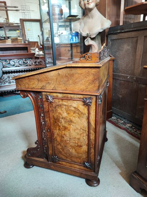 A QUALITY VICTORIAN BURR WALNUT DAVENPORT - ADDITIONAL PHOTO 2