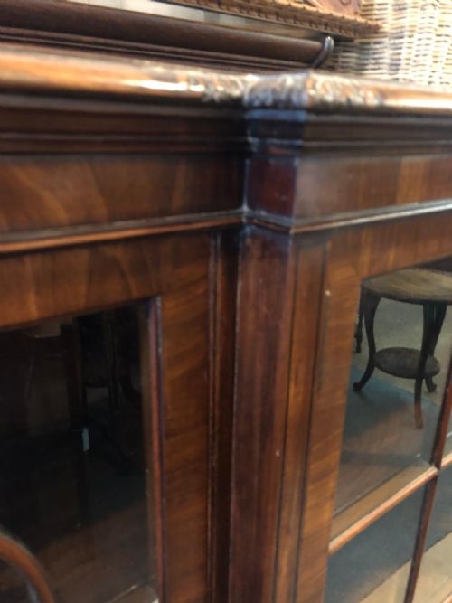 ANTIQUE CARVED MAHOGANY BREAK FRONT BOOKCASEIN THE GEORGE III STYLE - ADDITIONAL PHOTO 2