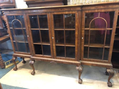ANTIQUE CARVED MAHOGANY BREAK FRONT BOOKCASEIN THE GEORGE III STYLE - ADDITIONAL PHOTO 5