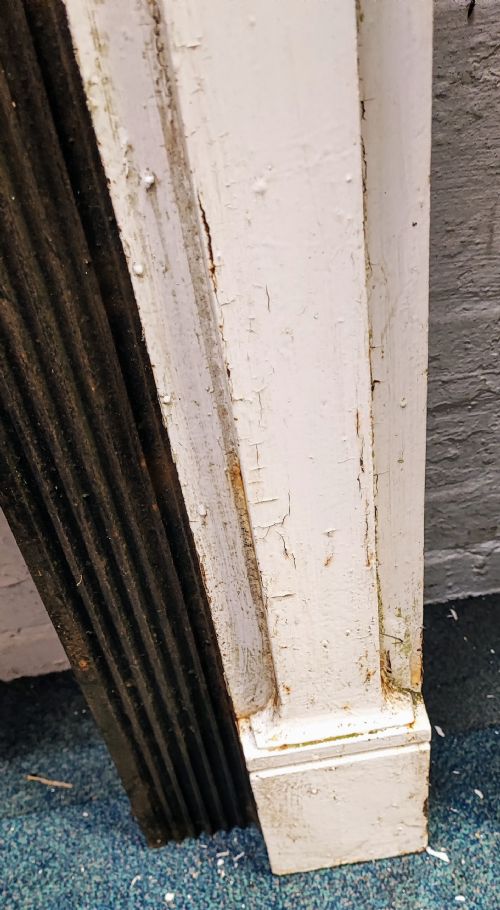 A VICTORIAN CAST IRON FIRE SURROUND - ADDITIONAL PHOTO 3