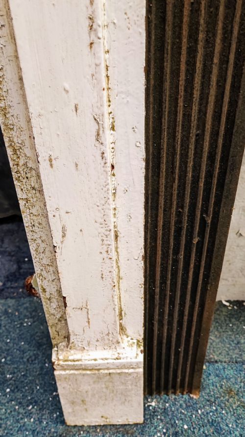 A VICTORIAN CAST IRON FIRE SURROUND - ADDITIONAL PHOTO 4