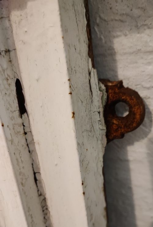 A VICTORIAN CAST IRON FIRE SURROUND - ADDITIONAL PHOTO 5