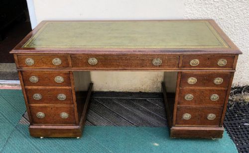 victorian oak desk of large proportion - CATEGORY: ANTIQUE DESKS - DATED 19TH CENTURY