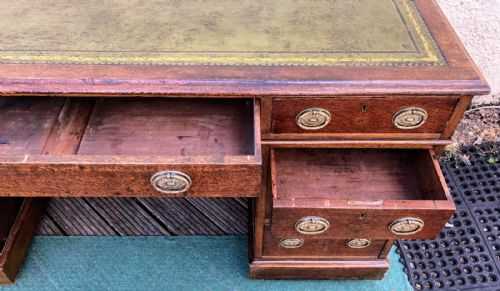 VICTORIAN OAK DESK OF LARGE PROPORTION - ADDITIONAL PHOTO 2