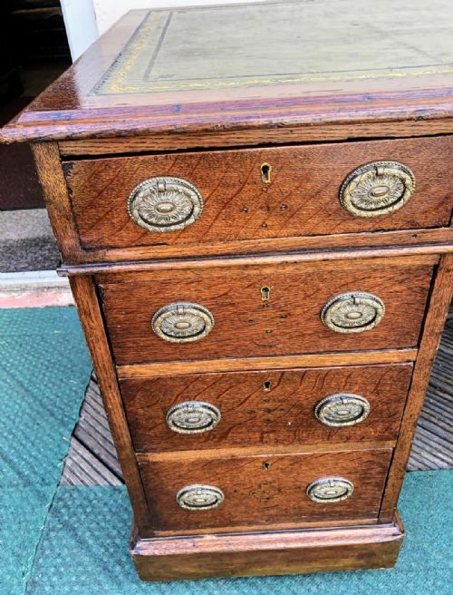 VICTORIAN OAK DESK OF LARGE PROPORTION - ADDITIONAL PHOTO 5