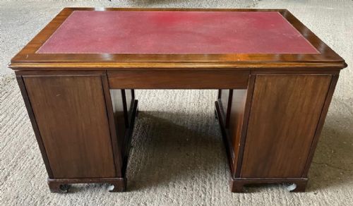 A QUALITY ANTIQUE MAHOGANY DESK - ADDITIONAL PHOTO 3