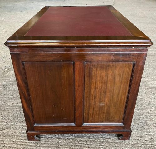 A QUALITY ANTIQUE MAHOGANY DESK - ADDITIONAL PHOTO 4