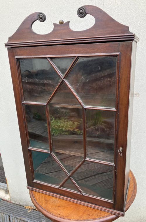 charming regency mahogany hanging wall cabinet - CATEGORY: ANTIQUE FURNITURE - DATED REGENCY