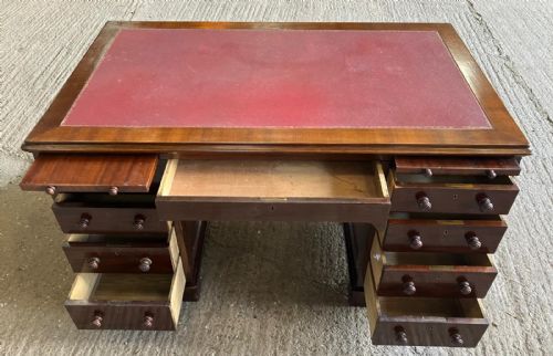A QUALITY ANTIQUE MAHOGANY DESK - ADDITIONAL PHOTO 6