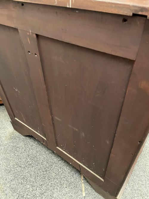 A QUALITY ANTIQUE INLAND MAHOGANY CHEST OF DRAWERS - ADDITIONAL PHOTO 4