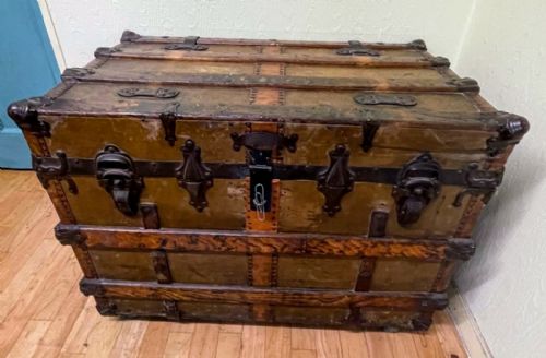 antique american stagecoach and shipping trunk - CATEGORY: ANTIQUE CHESTS - DATED 19TH CENTURY