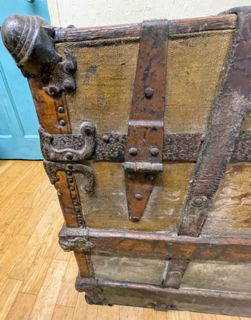 ANTIQUE AMERICAN STAGECOACH AND SHIPPING TRUNK - ADDITIONAL PHOTO 15