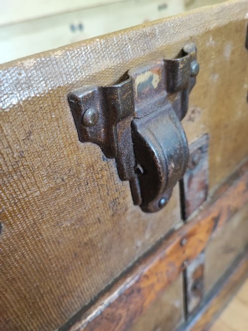 ANTIQUE AMERICAN STAGECOACH AND SHIPPING TRUNK - ADDITIONAL PHOTO 4