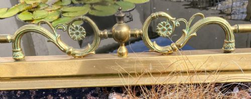 ATTRACTIVE AND HEAVY VICTORIAN EXTENDING BRASS FENDER - ADDITIONAL PHOTO 3