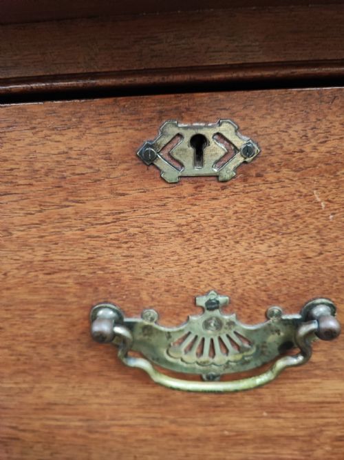 A VICTORIAN SOLID WALNUT CHEST OF DRAWERS - ADDITIONAL PHOTO 6