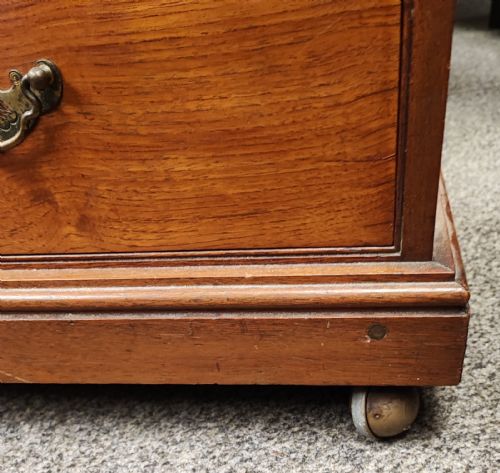 A VICTORIAN SOLID WALNUT CHEST OF DRAWERS - ADDITIONAL PHOTO 11