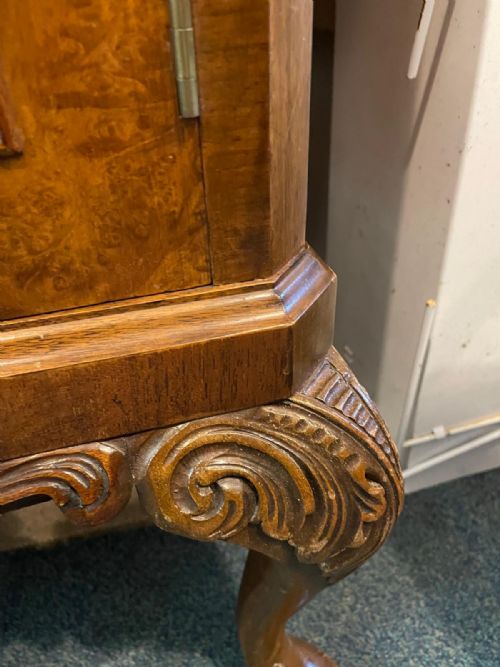 A QUALITY ANTIQUE BURR WALNUT COCKTAIL CABINET - ADDITIONAL PHOTO 1