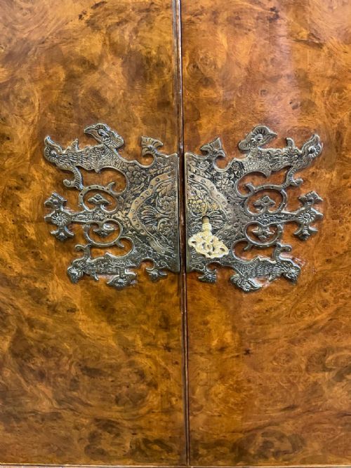 A QUALITY ANTIQUE BURR WALNUT COCKTAIL CABINET - ADDITIONAL PHOTO 3