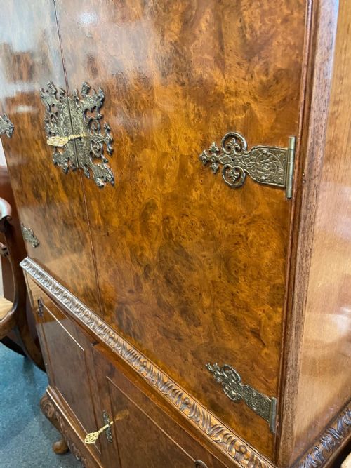 A QUALITY ANTIQUE BURR WALNUT COCKTAIL CABINET - ADDITIONAL PHOTO 5