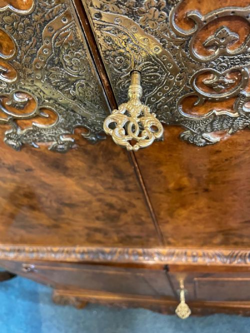 A QUALITY ANTIQUE BURR WALNUT COCKTAIL CABINET - ADDITIONAL PHOTO 6