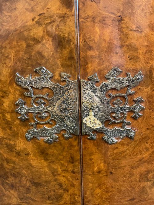 A QUALITY ANTIQUE BURR WALNUT COCKTAIL CABINET - ADDITIONAL PHOTO 7
