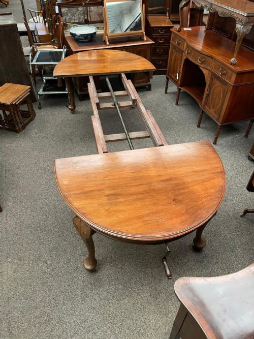 A LARGE ANTIQUE WALNUT EXTENDING DINING TABLE - ADDITIONAL PHOTO 2