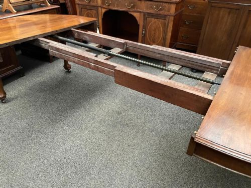 A LARGE ANTIQUE WALNUT EXTENDING DINING TABLE - ADDITIONAL PHOTO 3