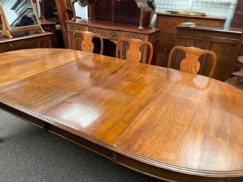 A LARGE ANTIQUE WALNUT EXTENDING DINING TABLE - ADDITIONAL PHOTO 5