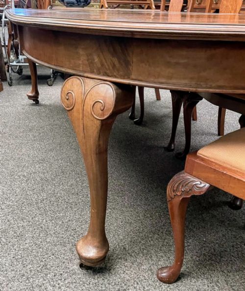 A LARGE ANTIQUE WALNUT EXTENDING DINING TABLE - ADDITIONAL PHOTO 7