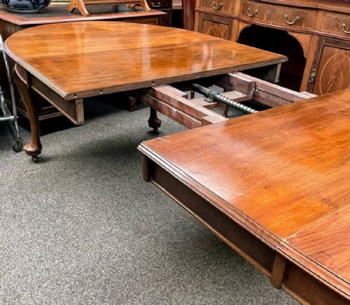 A LARGE ANTIQUE WALNUT EXTENDING DINING TABLE - ADDITIONAL PHOTO 13