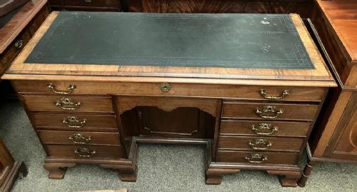 IMPRESSIVE GEORGIAN MAHOGANY KNEEHOLE DESK - ADDITIONAL PHOTO 1