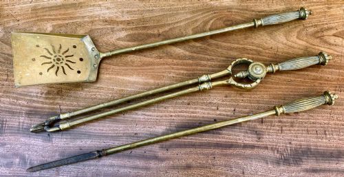 QUALITY SET OF 3 BRASS ART'S AND CRAFTS FIRE IRONS IN BRASS