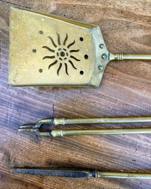 QUALITY SET OF 3 BRASS ART'S AND CRAFTS FIRE IRONS IN BRASS - ADDITIONAL PHOTO 1