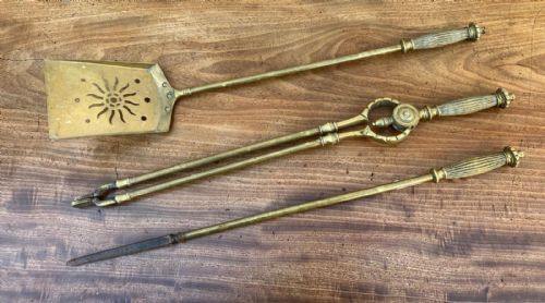 QUALITY SET OF 3 BRASS ART'S AND CRAFTS FIRE IRONS IN BRASS - ADDITIONAL PHOTO 3