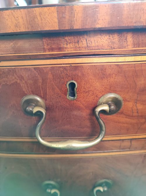 A GOOD GEORGIAN INLAID BOW FRONT CHEST OF DRAWERS - ADDITIONAL PHOTO 1